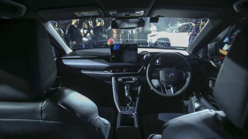 All New Yaris Cross Hybrid. Mobil ini masuk ke dalam segmen B Sport Utility Vehicle (SUV). Namun, pabrikan belum mau mengumumkan berapa harga resmi kendaraan ini. (CNBC Indonesia/Ferry Sandi)