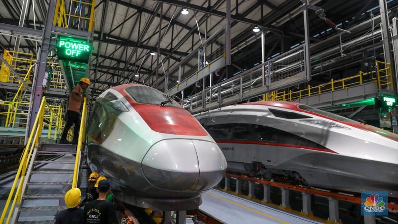 Sejumlah pekerja memeriksa kesiapan rangkaian Kereta Cepat Jakarta-Bandung (KCJB) di Joint Workshop atau Depo Tegalluar, Kabupaten Bandung, Jawa Barat, Rabu (17/5/2023). (CNBC Indonesia/Faisal Rahman)