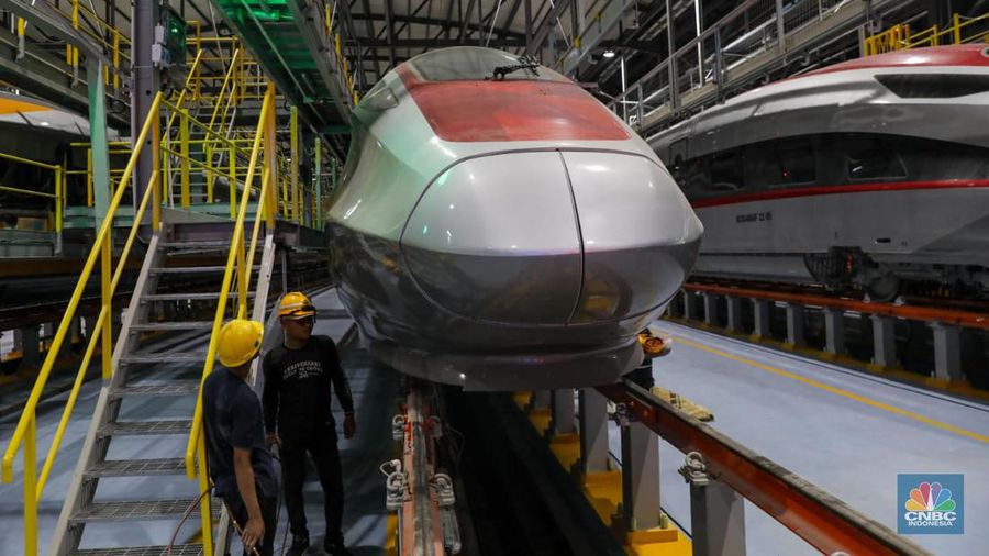 Sejumlah pekerja memeriksa kesiapan rangkaian Kereta Cepat Jakarta-Bandung (KCJB) di Joint Workshop atau Depo Tegalluar, Kabupaten Bandung, Jawa Barat, Rabu (17/5/2023). (CNBC Indonesia/Faisal Rahman)