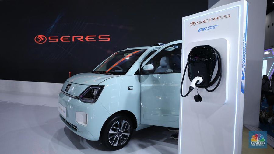 DFSK menghadirkan model mobil listrik barunya yang bernama Seres E1 dalam pameran Periklindo Electric Vehicle Show (PEVS) di Ji Expo Kemayoran pada (17/5/2023). (CNBC Indonesia/Tri Susilo)