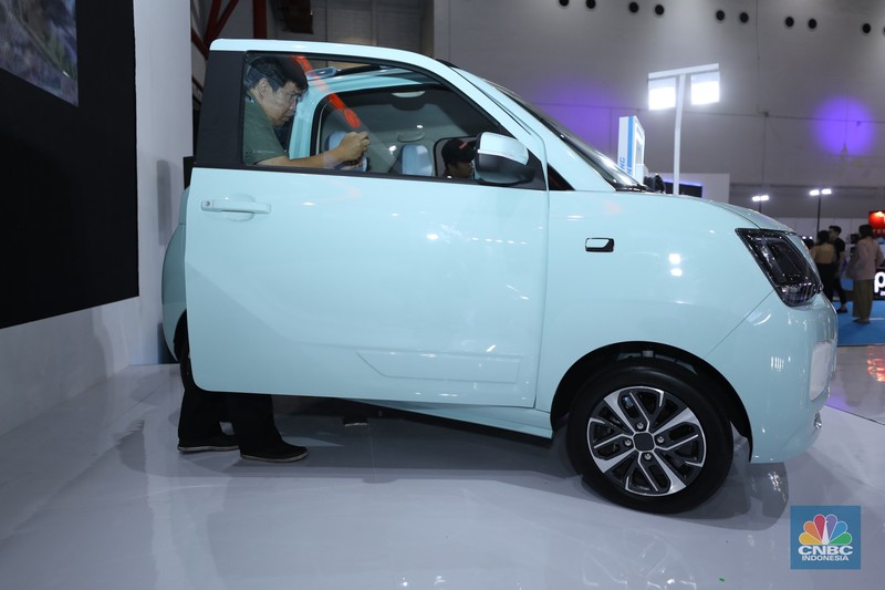 Pengunjung memadati Ji Expo Kemayoran dalam pembukaan pameran kendaraan listrik Periklindo Electric Vehicle Show (PEVS) pada (17/5/2023). Pengunjung memadati Ji Expo Kemayoran dalam pembukaan pameran kendaraan listrik Periklindo Electric Vehicle Show (PEVS) pada (17/5/2023). (CNBC Indonesia/Tri Susilo)