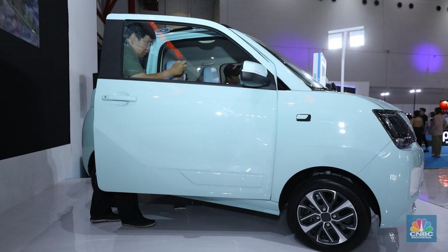 Pengunjung memadati Ji Expo Kemayoran dalam pembukaan pameran kendaraan listrik Periklindo Electric Vehicle Show (PEVS) pada (17/5/2023). (CNBC Indonesia/Tri Susilo)