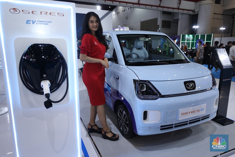 Pengunjung memadati Ji Expo Kemayoran dalam pembukaan pameran kendaraan listrik Periklindo Electric Vehicle Show (PEVS) pada (17/5/2023). Pengunjung memadati Ji Expo Kemayoran dalam pembukaan pameran kendaraan listrik Periklindo Electric Vehicle Show (PEVS) pada (17/5/2023). (CNBC Indonesia/Tri Susilo)
