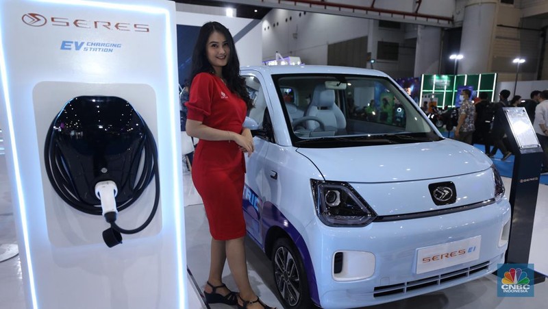 Pengunjung memadati Ji Expo Kemayoran dalam pembukaan pameran kendaraan listrik Periklindo Electric Vehicle Show (PEVS) pada (17/5/2023). (CNBC Indonesia/Tri Susilo)