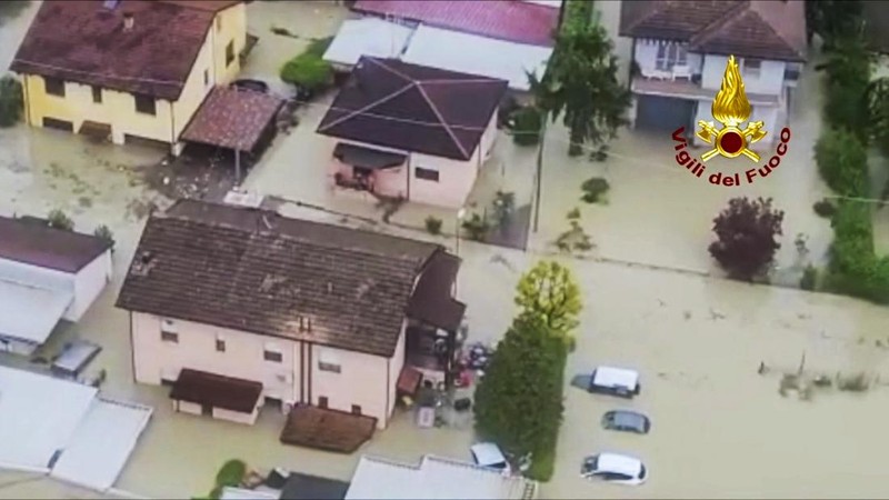Petugas pemadam kebakaran dan penyelamat sipil mengevakuasi penduduk dengan perahu karet di Forli pada 17 Mei 2023 setelah hujan lebat menyebabkan banjir besar di Italia tengah, di mana kereta dihentikan dan sekolah ditutup di banyak kota sementara orang diminta meninggalkan lantai dasar rumah mereka dan untuk menghindari pergi keluar. (-/AFP via Getty Images)