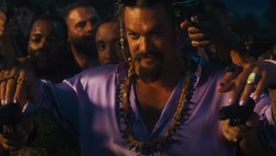 Ingat Lagi Momen Jason Momoa Jadi Bartender Genit