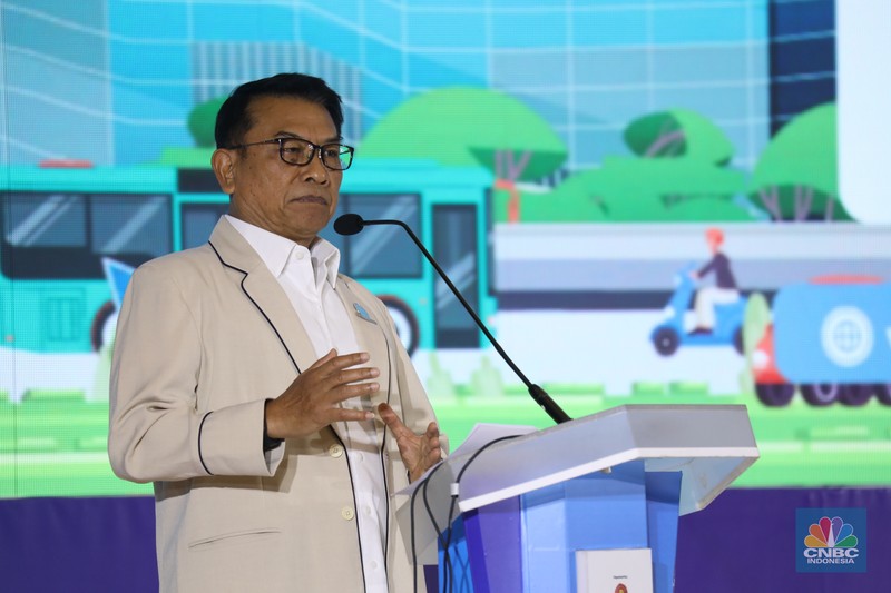 Ketua Perkumpulan Industri Kendaraan Listrik Indonesia (Periklindo), Moeldoko (tengah) mengunjungi booth pameran PERIKLINDO Electric Vehicle Show (PEVS) 2023 di Jakarta, Rabu (17/5/2023). Pameran ini menjadi medium untuk mengajak masyarakat Indonesia mendukung kebijakan pemerintah dalam mencapai target net zero emission di tahun 2060. (CNBC Indonesia/Tri Susilo) Ketua Perkumpulan Industri Kendaraan Listrik Indonesia (Periklindo), Moeldoko (tengah) mengunjungi booth pameran PERIKLINDO Electric Vehicle Show (PEVS) 2023 di Jakarta, Rabu (17/5/2023). Pameran ini menjadi medium untuk mengajak masyarakat Indonesia mendukung kebijakan pemerintah dalam mencapai target net zero emission di tahun 2060. (CNBC Indonesia/Tri Susilo)