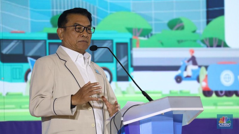 Ketua Perkumpulan Industri Kendaraan Listrik Indonesia (Periklindo), Moeldoko (tengah) mengunjungi booth pameran PERIKLINDO Electric Vehicle Show (PEVS) 2023 di Jakarta, Rabu (17/5/2023).  Pameran ini menjadi medium untuk mengajak masyarakat Indonesia mendukung kebijakan pemerintah dalam mencapai target net zero emission di tahun 2060. (CNBC Indonesia/Tri Susilo)