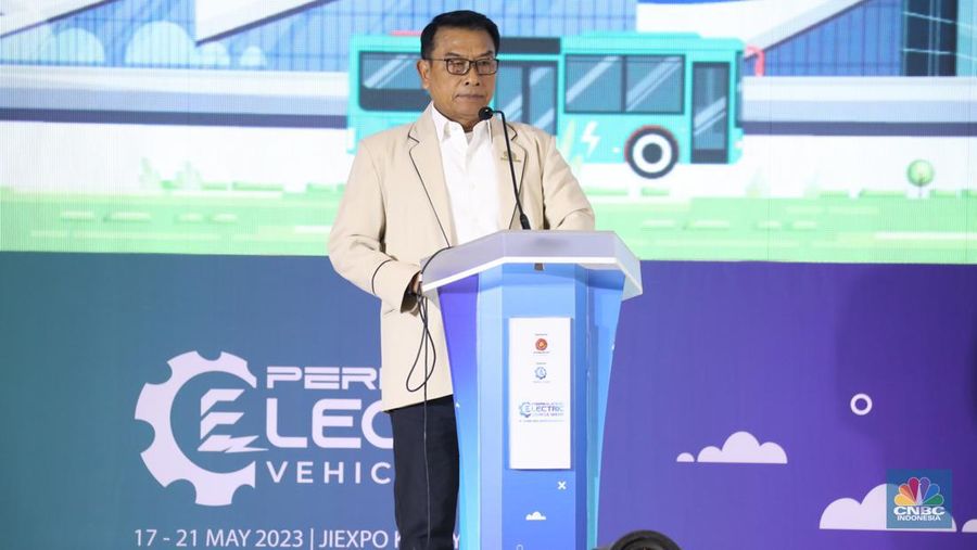 Ketua Perkumpulan Industri Kendaraan Listrik Indonesia (Periklindo), Moeldoko dalam acara pembukaan Periklindo Electric Vehicle Show 2023 di Jakarta, Rabu (17/5/2023). (CNBC Indonesia/Tri Susilo)
