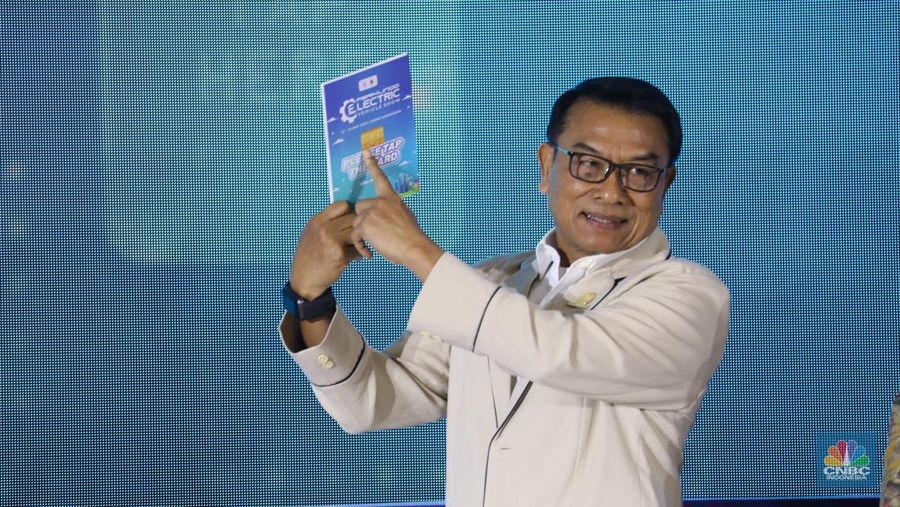 Ketua Perkumpulan Industri Kendaraan Listrik Indonesia (Periklindo), Moeldoko dalam acara pembukaan Periklindo Electric Vehicle Show 2023 di Jakarta, Rabu (17/5/2023). (CNBC Indonesia/Tri Susilo)