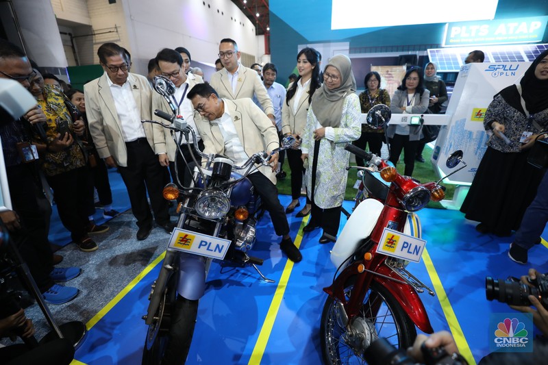 Ketua Perkumpulan Industri Kendaraan Listrik Indonesia (Periklindo), Moeldoko (tengah) mengunjungi booth pameran PERIKLINDO Electric Vehicle Show (PEVS) 2023 di Jakarta, Rabu (17/5/2023).  Pameran ini menjadi medium untuk mengajak masyarakat Indonesia mendukung kebijakan pemerintah dalam mencapai target net zero emission di tahun 2060. (CNBC Indonesia/Tri Susilo)