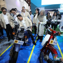 Begini Gaya Moeldoko Cek Ricek Kendaraan Listrik di PEVS 2023
