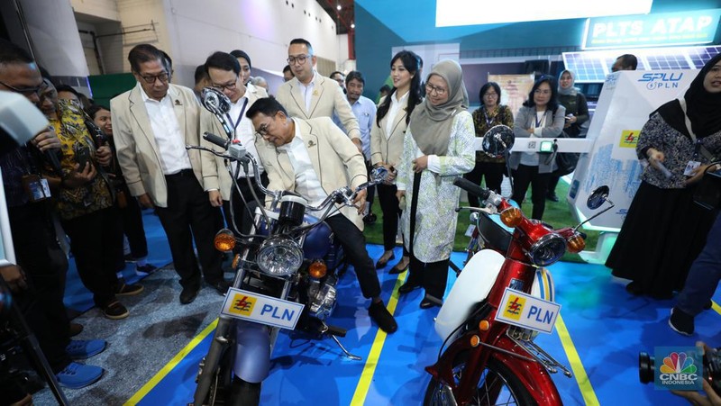 Ketua Perkumpulan Industri Kendaraan Listrik Indonesia (Periklindo), Moeldoko (tengah) mengunjungi booth pameran PERIKLINDO Electric Vehicle Show (PEVS) 2023 di Jakarta, Rabu (17/5/2023).  Pameran ini menjadi medium untuk mengajak masyarakat Indonesia mendukung kebijakan pemerintah dalam mencapai target net zero emission di tahun 2060. (CNBC Indonesia/Tri Susilo)