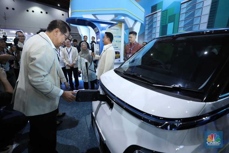 Ketua Perkumpulan Industri Kendaraan Listrik Indonesia (Periklindo), Moeldoko (tengah) mengunjungi booth pameran PERIKLINDO Electric Vehicle Show (PEVS) 2023 di Jakarta, Rabu (17/5/2023).  Pameran ini menjadi medium untuk mengajak masyarakat Indonesia mendukung kebijakan pemerintah dalam mencapai target net zero emission di tahun 2060. (CNBC Indonesia/Tri Susilo)