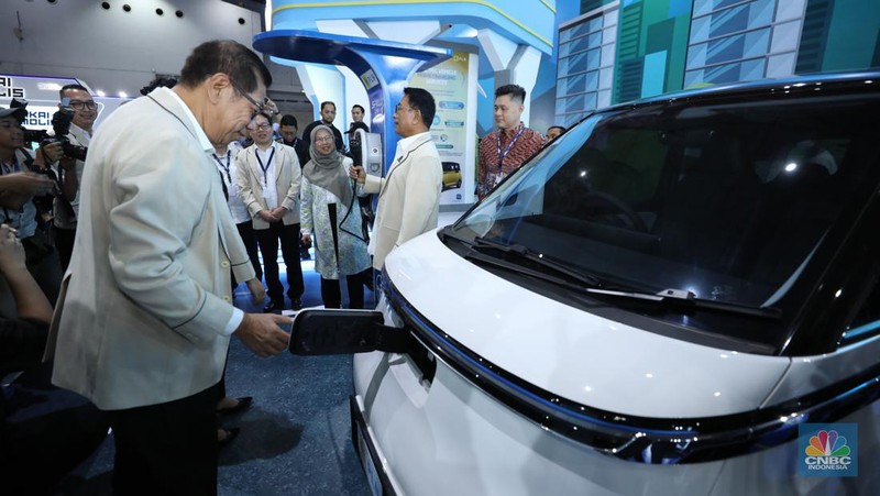 Ketua Perkumpulan Industri Kendaraan Listrik Indonesia (Periklindo), Moeldoko (tengah) mengunjungi booth pameran PERIKLINDO Electric Vehicle Show (PEVS) 2023 di Jakarta, Rabu (17/5/2023).  Pameran ini menjadi medium untuk mengajak masyarakat Indonesia mendukung kebijakan pemerintah dalam mencapai target net zero emission di tahun 2060. (CNBC Indonesia/Tri Susilo)