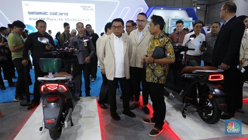 Ketua Perkumpulan Industri Kendaraan Listrik Indonesia (Periklindo), Moeldoko (tengah) mengunjungi booth pameran PERIKLINDO Electric Vehicle Show (PEVS) 2023 di Jakarta, Rabu (17/5/2023).  Pameran ini menjadi medium untuk mengajak masyarakat Indonesia mendukung kebijakan pemerintah dalam mencapai target net zero emission di tahun 2060. (CNBC Indonesia/Tri Susilo)