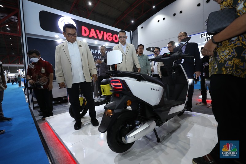 Ketua Perkumpulan Industri Kendaraan Listrik Indonesia (Periklindo), Moeldoko (tengah) mengunjungi booth pameran PERIKLINDO Electric Vehicle Show (PEVS) 2023 di Jakarta, Rabu (17/5/2023).  Pameran ini menjadi medium untuk mengajak masyarakat Indonesia mendukung kebijakan pemerintah dalam mencapai target net zero emission di tahun 2060. (CNBC Indonesia/Tri Susilo)