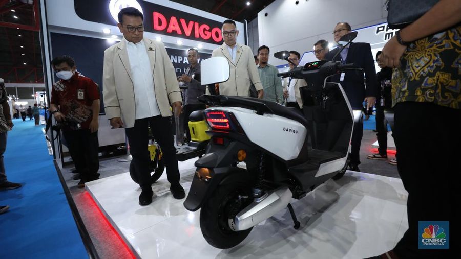 Ketua Perkumpulan Industri Kendaraan Listrik Indonesia (Periklindo), Moeldoko (tengah) mengunjungi booth pameran PERIKLINDO Electric Vehicle Show (PEVS) 2023 di Jakarta, Rabu (17/5/2023).  Pameran ini menjadi medium untuk mengajak masyarakat Indonesia mendukung kebijakan pemerintah dalam mencapai target net zero emission di tahun 2060. (CNBC Indonesia/Tri Susilo)