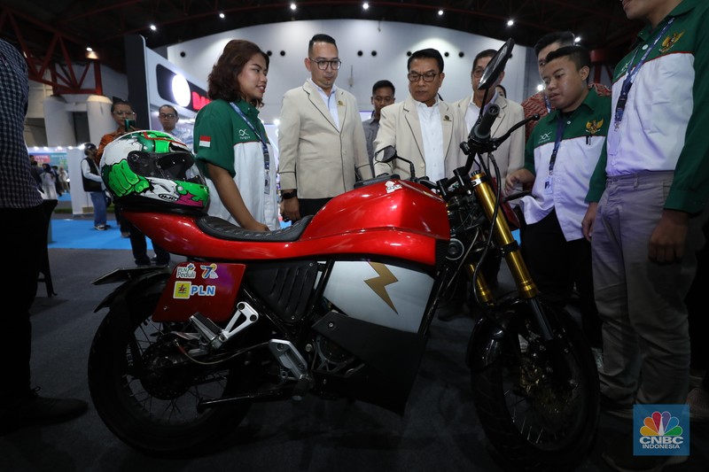 Ketua Perkumpulan Industri Kendaraan Listrik Indonesia (Periklindo), Moeldoko (tengah) mengunjungi booth pameran PERIKLINDO Electric Vehicle Show (PEVS) 2023 di Jakarta, Rabu (17/5/2023). Pameran ini menjadi medium untuk mengajak masyarakat Indonesia mendukung kebijakan pemerintah dalam mencapai target net zero emission di tahun 2060. (CNBC Indonesia/Tri Susilo) Ketua Perkumpulan Industri Kendaraan Listrik Indonesia (Periklindo), Moeldoko (tengah) mengunjungi booth pameran PERIKLINDO Electric Vehicle Show (PEVS) 2023 di Jakarta, Rabu (17/5/2023). Pameran ini menjadi medium untuk mengajak masyarakat Indonesia mendukung kebijakan pemerintah dalam mencapai target net zero emission di tahun 2060. (CNBC Indonesia/Tri Susilo)