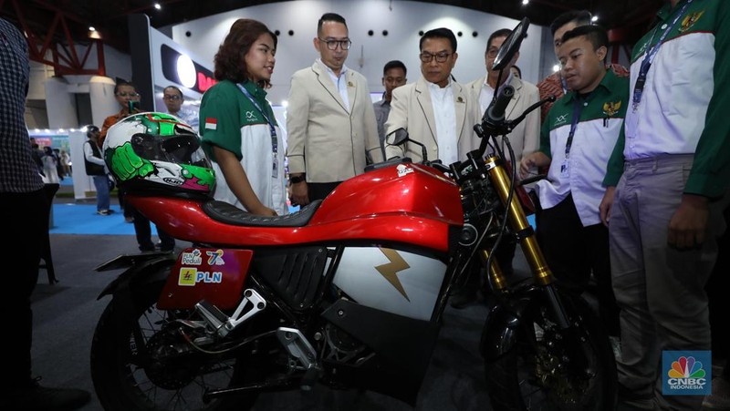Ketua Perkumpulan Industri Kendaraan Listrik Indonesia (Periklindo), Moeldoko (tengah) mengunjungi booth pameran PERIKLINDO Electric Vehicle Show (PEVS) 2023 di Jakarta, Rabu (17/5/2023).  Pameran ini menjadi medium untuk mengajak masyarakat Indonesia mendukung kebijakan pemerintah dalam mencapai target net zero emission di tahun 2060. (CNBC Indonesia/Tri Susilo)