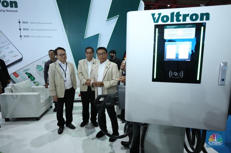 Ketua Perkumpulan Industri Kendaraan Listrik Indonesia (Periklindo), Moeldoko (tengah) mengunjungi booth pameran PERIKLINDO Electric Vehicle Show (PEVS) 2023 di Jakarta, Rabu (17/5/2023). Pameran ini menjadi medium untuk mengajak masyarakat Indonesia mendukung kebijakan pemerintah dalam mencapai target net zero emission di tahun 2060. (CNBC Indonesia/Tri Susilo) Ketua Perkumpulan Industri Kendaraan Listrik Indonesia (Periklindo), Moeldoko (tengah) mengunjungi booth pameran PERIKLINDO Electric Vehicle Show (PEVS) 2023 di Jakarta, Rabu (17/5/2023). Pameran ini menjadi medium untuk mengajak masyarakat Indonesia mendukung kebijakan pemerintah dalam mencapai target net zero emission di tahun 2060. (CNBC Indonesia/Tri Susilo)