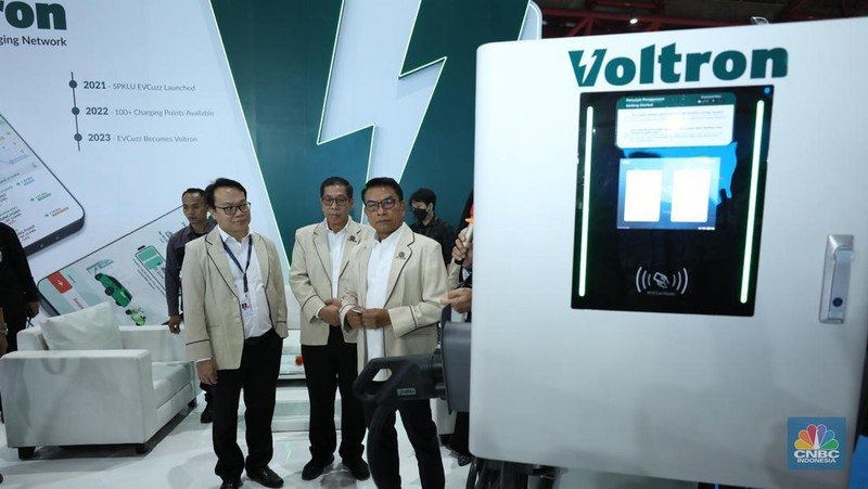 Ketua Perkumpulan Industri Kendaraan Listrik Indonesia (Periklindo), Moeldoko (tengah) mengunjungi booth pameran PERIKLINDO Electric Vehicle Show (PEVS) 2023 di Jakarta, Rabu (17/5/2023).  Pameran ini menjadi medium untuk mengajak masyarakat Indonesia mendukung kebijakan pemerintah dalam mencapai target net zero emission di tahun 2060. (CNBC Indonesia/Tri Susilo)