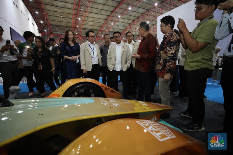 Ketua Perkumpulan Industri Kendaraan Listrik Indonesia (Periklindo), Moeldoko (tengah) mengunjungi booth pameran PERIKLINDO Electric Vehicle Show (PEVS) 2023 di Jakarta, Rabu (17/5/2023). Pameran ini menjadi medium untuk mengajak masyarakat Indonesia mendukung kebijakan pemerintah dalam mencapai target net zero emission di tahun 2060. (CNBC Indonesia/Tri Susilo) Ketua Perkumpulan Industri Kendaraan Listrik Indonesia (Periklindo), Moeldoko (tengah) mengunjungi booth pameran PERIKLINDO Electric Vehicle Show (PEVS) 2023 di Jakarta, Rabu (17/5/2023). Pameran ini menjadi medium untuk mengajak masyarakat Indonesia mendukung kebijakan pemerintah dalam mencapai target net zero emission di tahun 2060. (CNBC Indonesia/Tri Susilo)