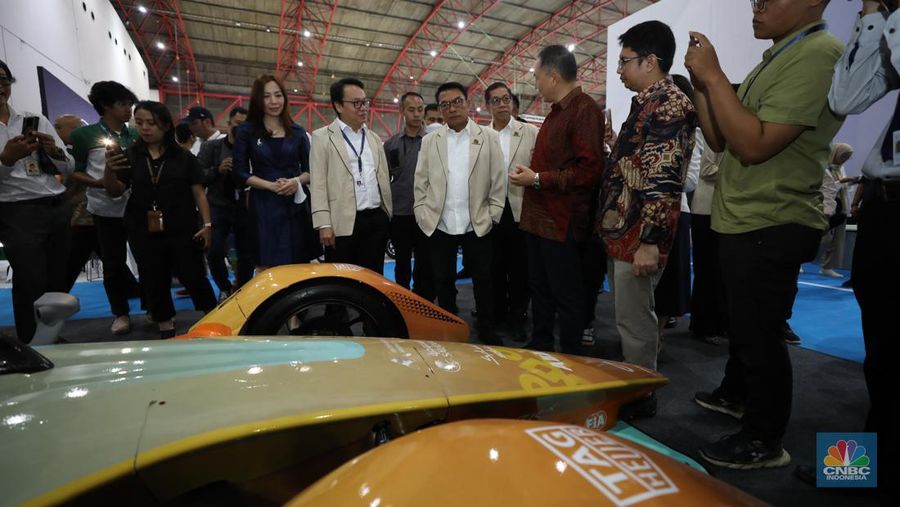 Ketua Perkumpulan Industri Kendaraan Listrik Indonesia (Periklindo), Moeldoko (tengah) mengunjungi booth pameran PERIKLINDO Electric Vehicle Show (PEVS) 2023 di Jakarta, Rabu (17/5/2023).  Pameran ini menjadi medium untuk mengajak masyarakat Indonesia mendukung kebijakan pemerintah dalam mencapai target net zero emission di tahun 2060. (CNBC Indonesia/Tri Susilo)