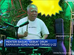 Menteri Basuki "Gebuk" Drum Ramaikan Kemenangan Timnas U-22