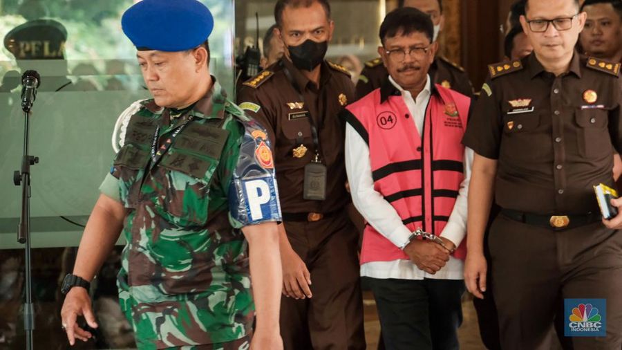 Menteri Komunikasi dan Informatika, Johnny G Plate ditahan Kejagung. Johnny ditahan terkait kasus dugaan korupsi proyek BTS yang diduga merugikan negara Rp 8 triliun, Rabu (17/5/2023). (Detik.com/Andhika Prasetya)