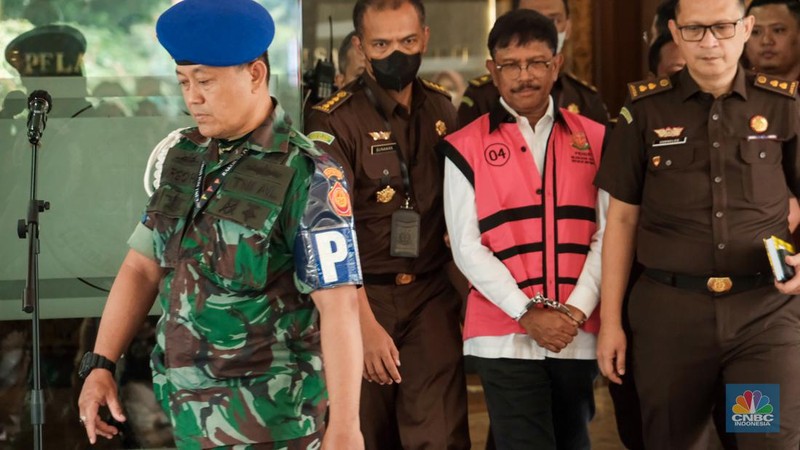 Menteri Komunikasi dan Informatika, Johnny G Plate ditahan Kejagung. Johnny ditahan terkait kasus dugaan korupsi proyek BTS yang diduga merugikan negara Rp 8 triliun, Rabu (17/5/2023). (Detik.com/Andhika Prasetya)