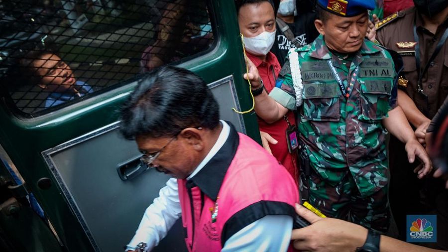 Menteri Komunikasi dan Informatika, Johnny G Plate ditahan Kejagung. Johnny ditahan terkait kasus dugaan korupsi proyek BTS yang diduga merugikan negara Rp 8 triliun, Rabu (17/5/2023). (Detik.com/Andhika Prasetya)