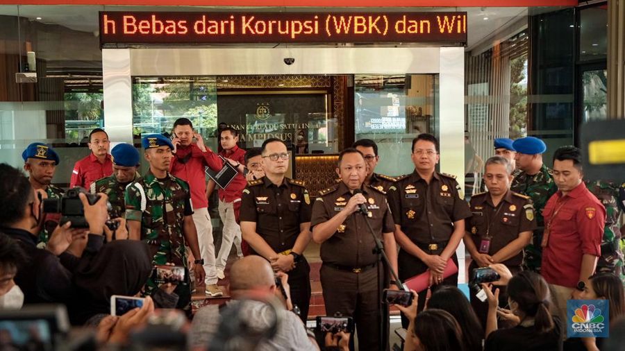 Menteri Komunikasi dan Informatika, Johnny G Plate ditahan Kejagung. Johnny ditahan terkait kasus dugaan korupsi proyek BTS yang diduga merugikan negara Rp 8 triliun, Rabu (17/5/2023). (Detik.com/Andhika Prasetya)