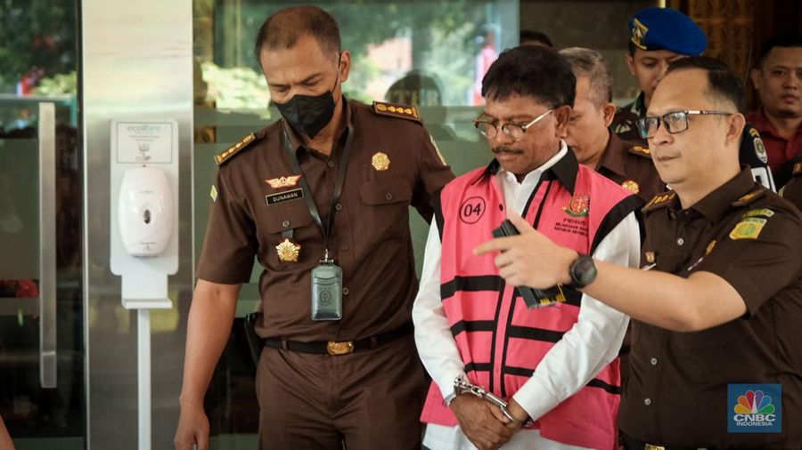 Menteri Komunikasi dan Informatika, Johnny G Plate ditahan Kejagung. Johnny ditahan terkait kasus dugaan korupsi proyek BTS yang diduga merugikan negara Rp 8 triliun, Rabu (17/5/2023). (Detik.com/Andhika Prasetya)