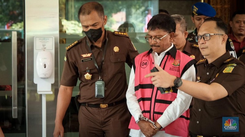 Menteri Komunikasi dan Informatika, Johnny G Plate ditahan Kejagung. Johnny ditahan terkait kasus dugaan korupsi proyek BTS yang diduga merugikan negara Rp 8 triliun, Rabu (17/5/2023). (Detik.com/Andhika Prasetya)