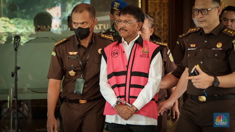 Menteri Komunikasi dan Informatika, Johnny G Plate ditahan Kejagung. Menteri Komunikasi dan Informatika, Johnny G Plate ditahan Kejagung. Johnny ditahan terkait kasus dugaan korupsi proyek BTS yang diduga merugikan negara Rp 8 triliun, Rabu (17/5/2023). (Detik.com/Andhika Prasetya)