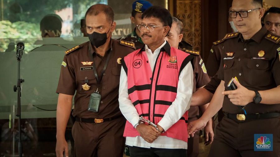 Menteri Komunikasi dan Informatika, Johnny G Plate ditahan Kejagung. Johnny ditahan terkait kasus dugaan korupsi proyek BTS yang diduga merugikan negara Rp 8 triliun, Rabu (17/5/2023). (Detik.com/Andhika Prasetya)