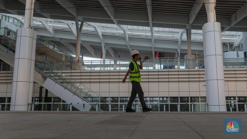 Sejumlah pekerja beraktivitas di Stasiun Kereta Cepat Jakarta-Bandung (KCJB) Tegalluar, Kabupaten Bandung, Jawa Barat, Rabu (17/5/2023). Sejumlah pekerja beraktivitas di Stasiun Kereta Cepat Jakarta-Bandung (KCJB) Tegalluar, Kabupaten Bandung, Jawa Barat, Rabu (17/5/2023). (CNBC Indonesia/Faisal Rahman)
