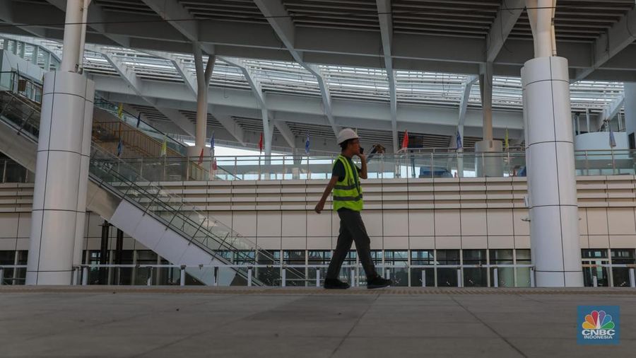 Sejumlah pekerja beraktivitas di Stasiun Kereta Cepat Jakarta-Bandung (KCJB) Tegalluar, Kabupaten Bandung, Jawa Barat, Rabu (17/5/2023). (CNBC Indonesia/Faisal Rahman)