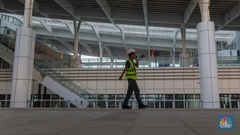 Sejumlah pekerja beraktivitas di Stasiun Kereta Cepat Jakarta-Bandung (KCJB) Tegalluar, Kabupaten Bandung, Jawa Barat, Rabu (17/5/2023). (CNBC Indonesia/Faisal Rahman)