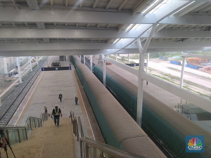 Sejumlah pekerja beraktivitas di Stasiun Kereta Cepat Jakarta-Bandung (KCJB) Tegalluar, Kabupaten Bandung, Jawa Barat, Rabu (17/5/2023). (CNBC Indonesia/Faisal Rahman)