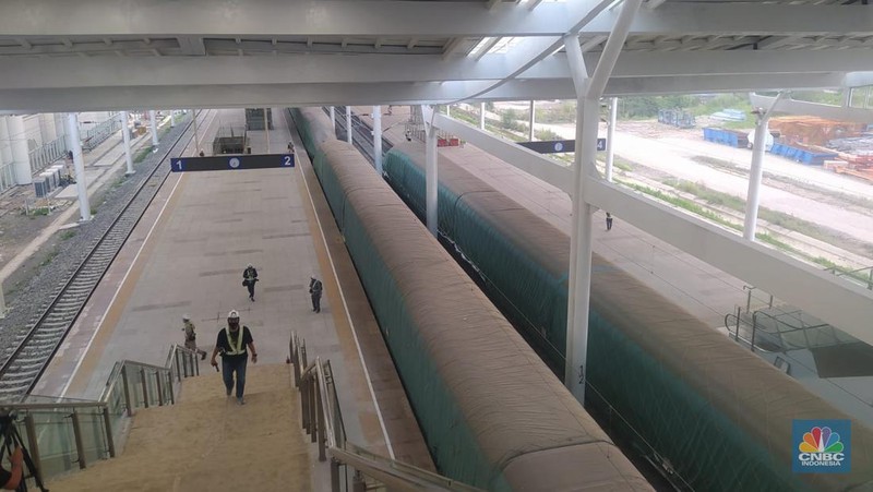 Sejumlah pekerja beraktivitas di Stasiun Kereta Cepat Jakarta-Bandung (KCJB) Tegalluar, Kabupaten Bandung, Jawa Barat, Rabu (17/5/2023). (CNBC Indonesia/Faisal Rahman)