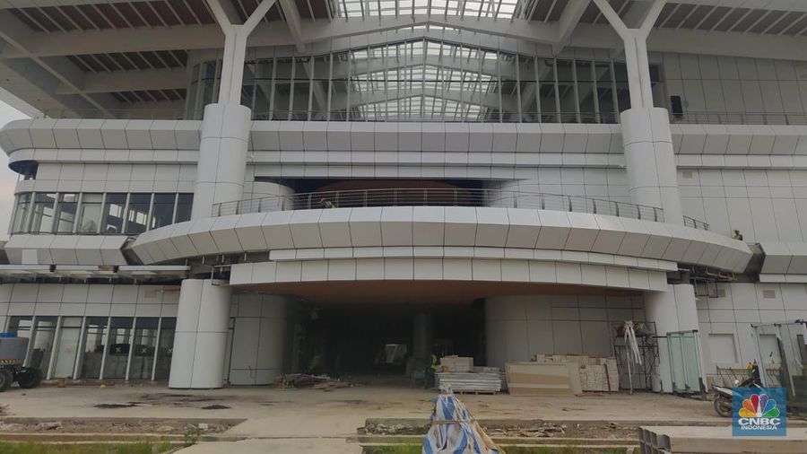 Sejumlah pekerja beraktivitas di Stasiun Kereta Cepat Jakarta-Bandung (KCJB) Tegalluar, Kabupaten Bandung, Jawa Barat, Rabu (17/5/2023). (CNBC Indonesia/Faisal Rahman)