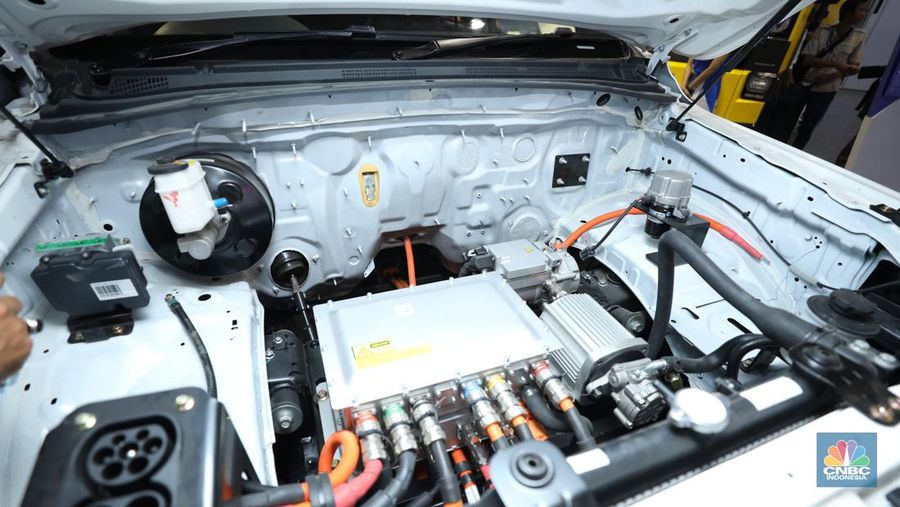 Pengunjung melihat mobil listrik MAB Double Cabin pada pameran Periklindo Electric Vehicle Show (PEVS) di Ji Expo Kemayoran pada (17/5/2023). (²©²ÊÍøÕ¾/Tri Susilo)