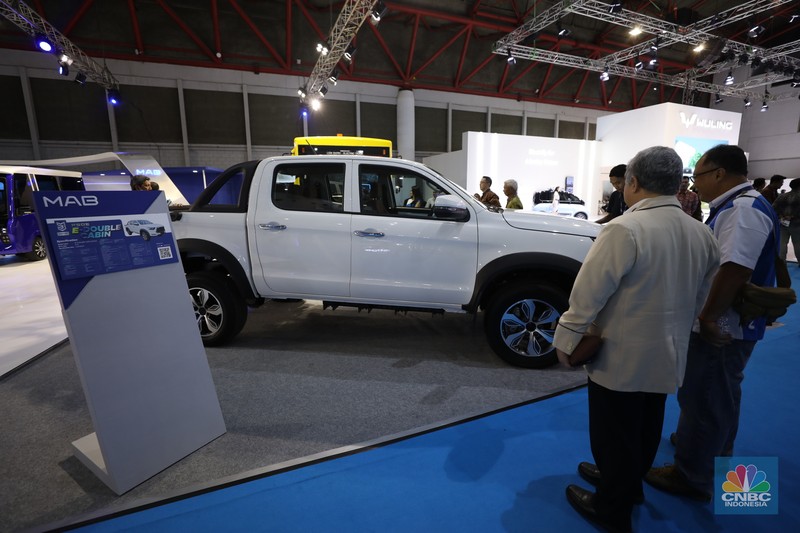 Pengunjung memadati Ji Expo Kemayoran dalam pembukaan pameran kendaraan listrik Periklindo Electric Vehicle Show (PEVS) pada (17/5/2023). Pengunjung memadati Ji Expo Kemayoran dalam pembukaan pameran kendaraan listrik Periklindo Electric Vehicle Show (PEVS) pada (17/5/2023). (CNBC Indonesia/Tri Susilo)