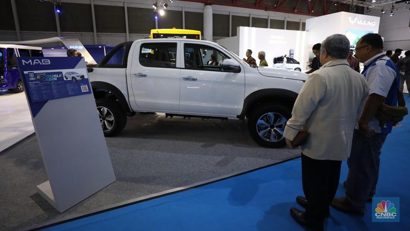 Pengunjung memadati Ji Expo Kemayoran dalam pembukaan pameran kendaraan listrik Periklindo Electric Vehicle Show (PEVS) pada (17/5/2023). (CNBC Indonesia/Tri Susilo)