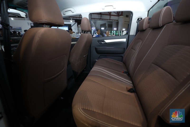 Pengunjung memadati Ji Expo Kemayoran dalam pembukaan pameran kendaraan listrik Periklindo Electric Vehicle Show (PEVS) pada (17/5/2023). Pengunjung memadati Ji Expo Kemayoran dalam pembukaan pameran kendaraan listrik Periklindo Electric Vehicle Show (PEVS) pada (17/5/2023). (CNBC Indonesia/Tri Susilo)