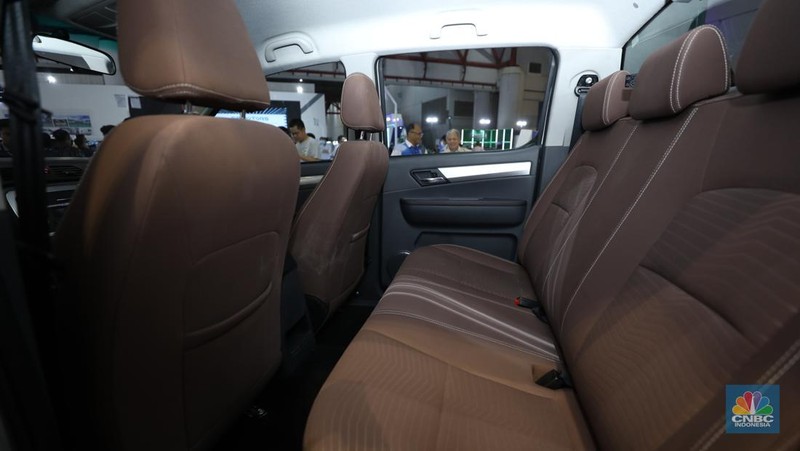 Pengunjung memadati Ji Expo Kemayoran dalam pembukaan pameran kendaraan listrik Periklindo Electric Vehicle Show (PEVS) pada (17/5/2023). (CNBC Indonesia/Tri Susilo)
