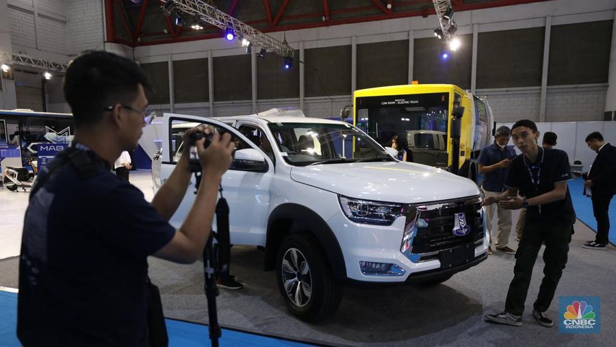 Pengunjung melihat mobil listrik MAB Double Cabin pada pameran Periklindo Electric Vehicle Show (PEVS) di Ji Expo Kemayoran pada (17/5/2023). (²©²ÊÍøÕ¾/Tri Susilo)