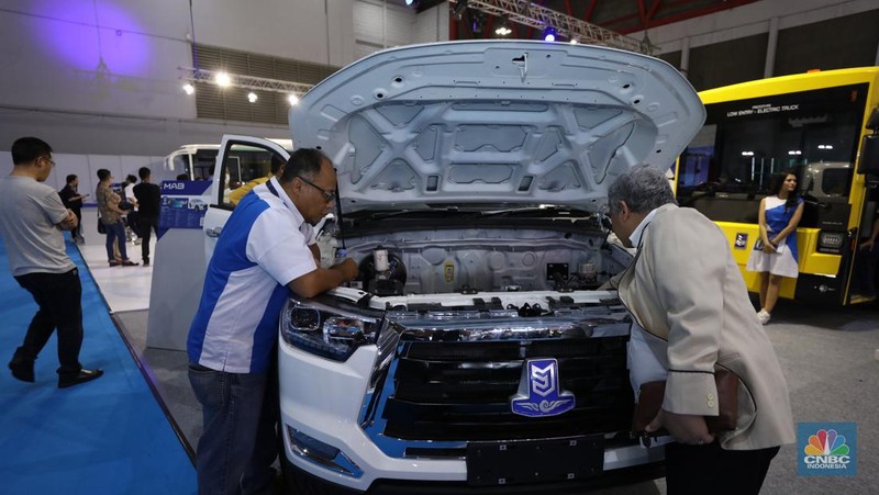 Pengunjung memadati Ji Expo Kemayoran dalam pembukaan pameran kendaraan listrik Periklindo Electric Vehicle Show (PEVS) pada (17/5/2023). (CNBC Indonesia/Tri Susilo)